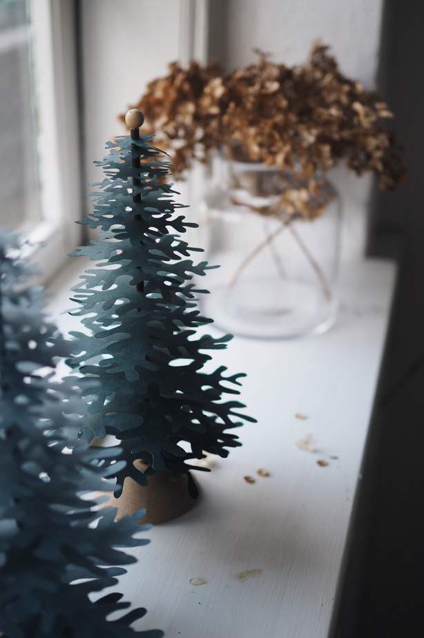 Christmas tree paper ornaments to decorate holiday window